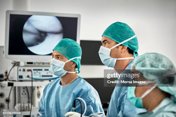 Surgeon Using Monitor Operating Room Screen Photos and Premium High Res Pictures - Getty Images