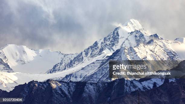 snow and cloudy on himalaya mountain range - himalayas india stock pictures, royalty-free photos & images