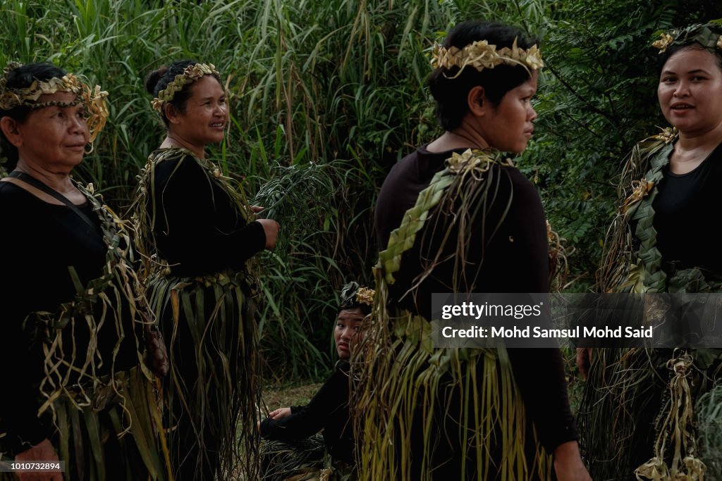 Tameri People Members of the indigenous people of the Temuan tribe waits for their ...