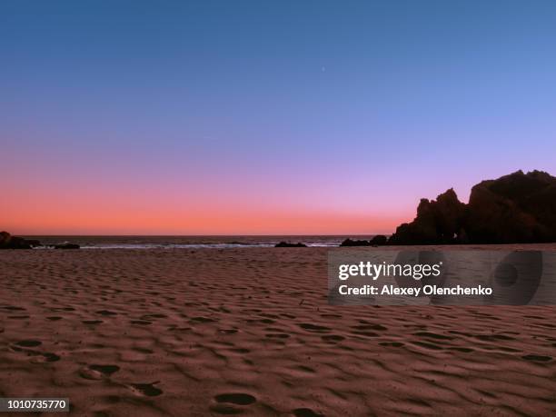 pfeiffer big sur beach at the blue hour - hora azul crepúsculo fotografías e imágenes de stock