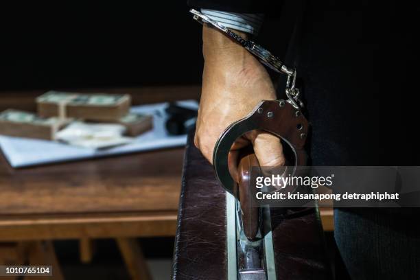suspect or criminal man with handcuffs being interviewed by detectives in interrogation room a suspected drug trafficking - cocaine, heroin, spice, marijuana, and etc - probation stockfoto's en -beelden