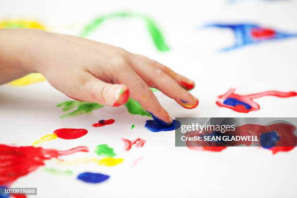 finger painting - vingerverf stockfoto's en -beelden