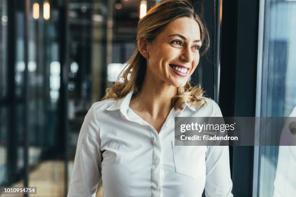 vrouw leiderschap - looking through window stockfoto's en -beelden