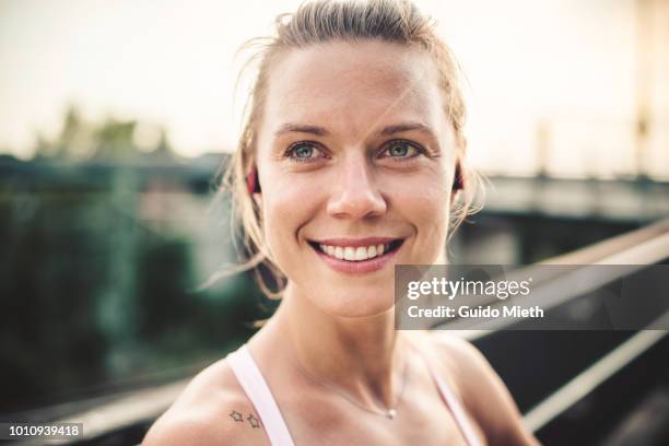 portrait of woman before freeletics fitness workout. - woman 30 outside stock-fotos und bilder