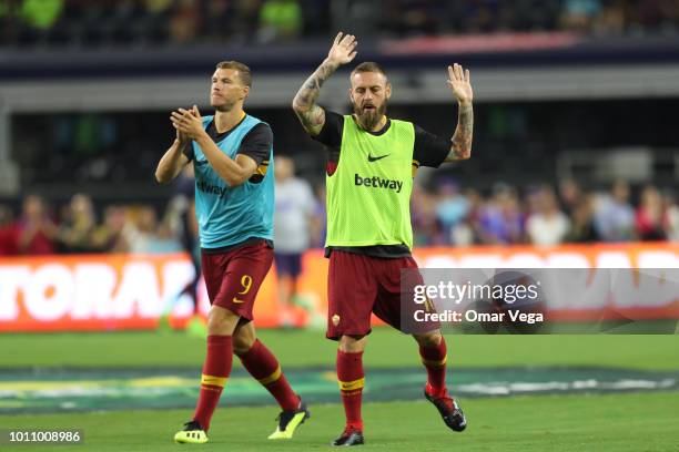 Daniele De Rossi and Edin Dzeko of AS Roma warm up prior a match between FC Barcelona and AS Roma as part of International Champions Cup 2018 at AT&T...