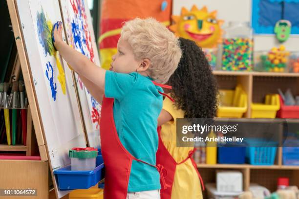 kindergarten students finger painting - 4 girls finger painting bildbanksfoton och bilder