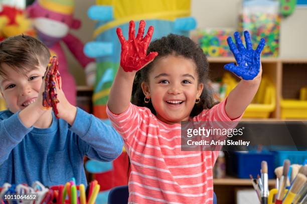 elementary school students finger painting - 4 girls finger painting stock pictures, royalty-free photos & images