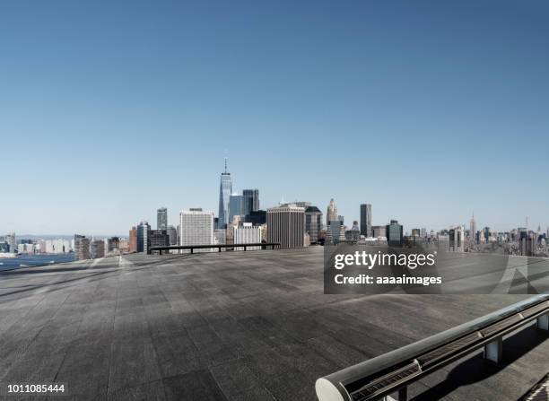 professional use auto advertising backplate - rooftop new york photos et images de collection