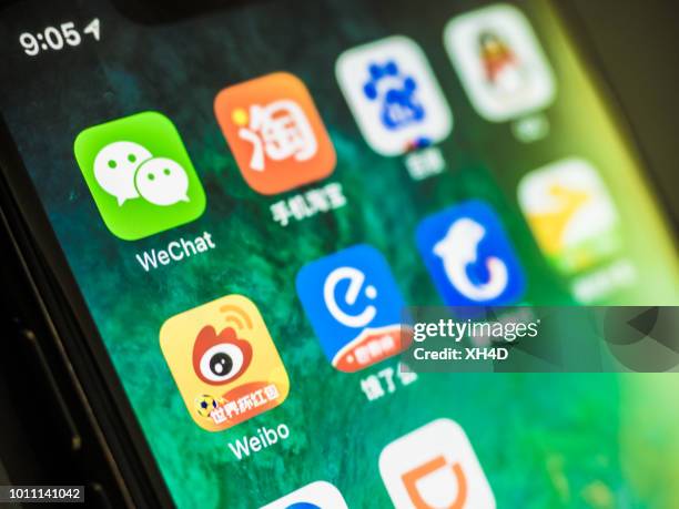 médias sociaux chinois avec iphone x - weibo photos et images de collection