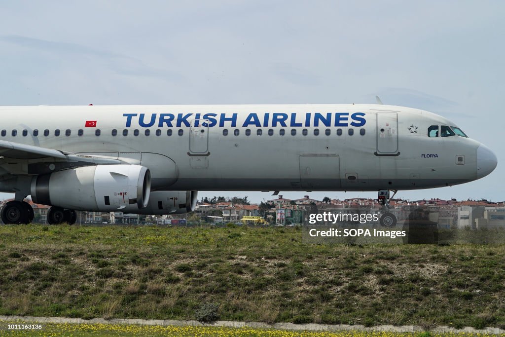 Turkish Airlines Airbus A321 ready to depart.
Turkish...