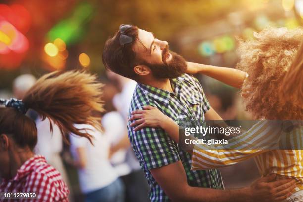 vänner dansa på en konsert. - country bildbanksfoton och bilder