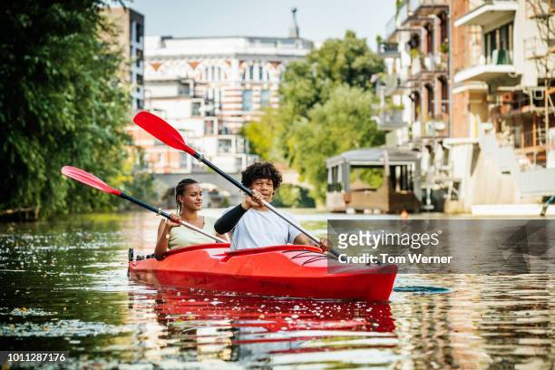 couple paddling in kayak together - leipzig saxony stockfoto's en -beelden