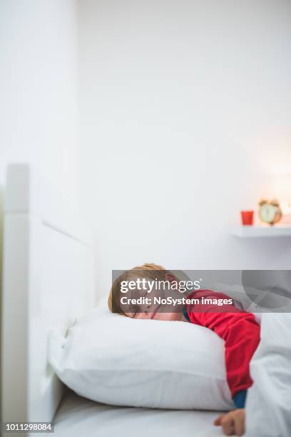 schattige jongen in bed slapen - kids sleep in bed stockfoto's en -beelden