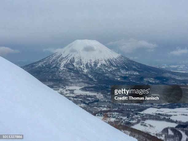 looking at mount yotei from niseko ski resort, japan - vulkan yotei stock-fotos und bilder