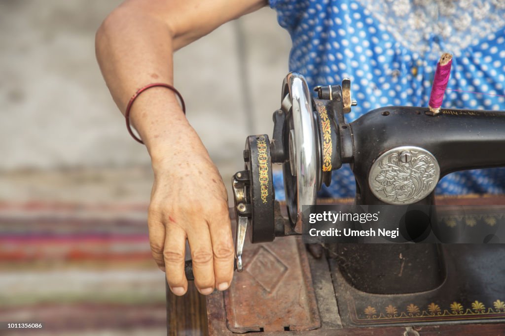 Close-up beeld van Dame handen haar doek met oude naaimachine naaien