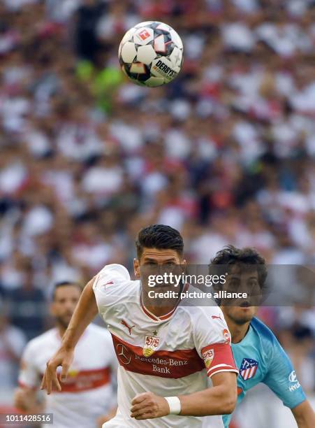 August 2018, Germany, Stuttgart: soccer, test match, VfB Stuttgart vs Atletico Madrid in the Mercedes Benz Arena. Stuttgart's Mario Gomez in a duel...