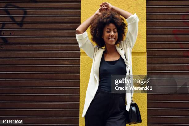 portrait of fashionable young woman with curly hair - arm hair ladies photos et images de collection