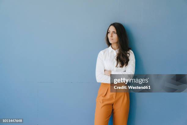 sceptical young woman with arms crossed - fotografia de três quartos imagens e fotografias de stock