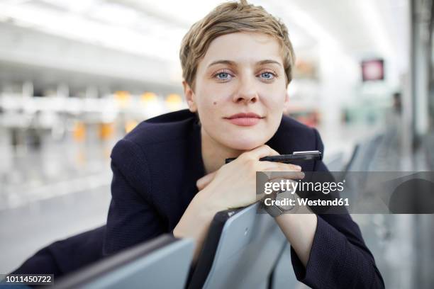 portrait of blond businesswoman - kurzes haar dame stock-fotos und bilder