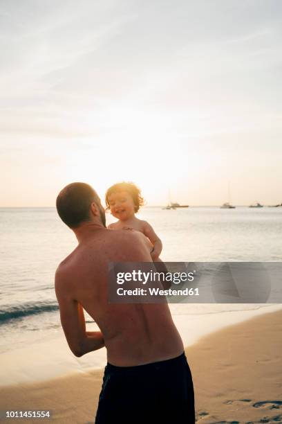 thailand, koh lanta, father playing with his little daughter on the beach - ko lanta stockfoto's en -beelden