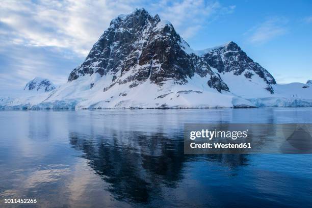 antarctic, antarctic peninsula, glaciated mountains in lemaire channel - península antártica fotografías e imágenes de stock