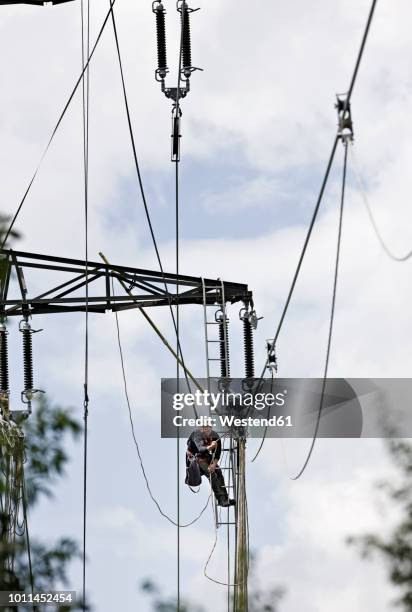 Pull Rope Electricians High Voltage Work Photos and Premium High Res Pictures - Getty Images