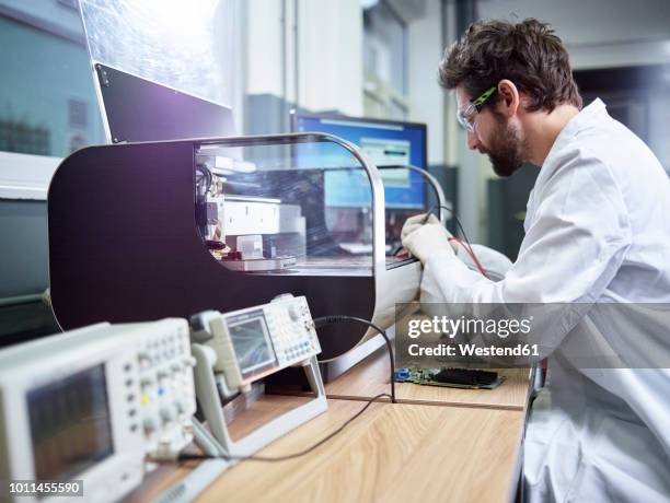 technician checking 3d printer - stampante 3d foto e immagini stock