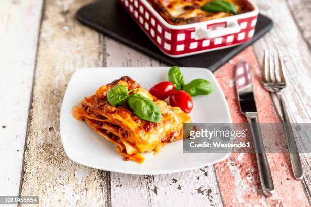 vegetarian lasagne bolognese with basil and tomato - bolognesesaus stockfoto's en -beelden