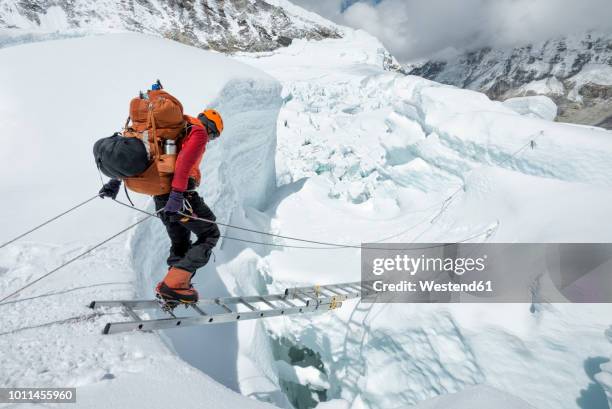 nepal, solo khumbu, everest, sagamartha national park, mountaineer crossing icefall at western cwm - sagarmāthā national park stock-fotos und bilder