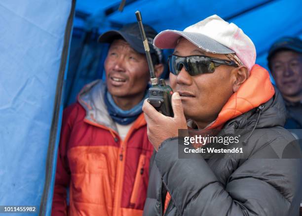 nepal, solo khumbu, everest, sagamartha national park, man talking on a walkie talkie - sagarmatha national park stockfoto's en -beelden