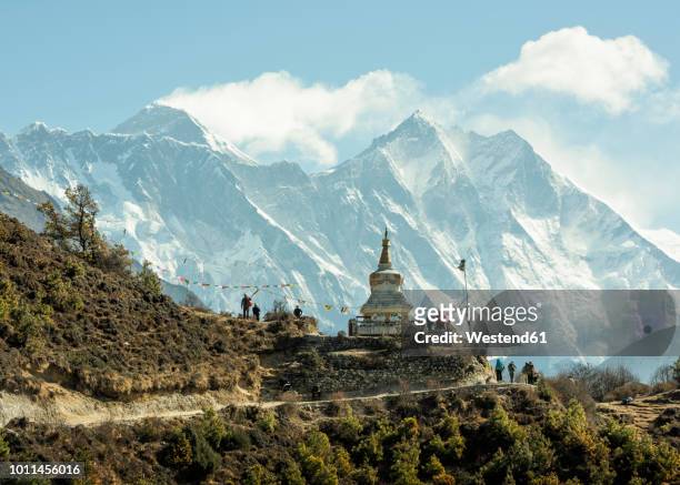 nepal, solo khumbu, everest, sagamartha national park, people visiting stupa - sagarmāthā national park stock-fotos und bilder