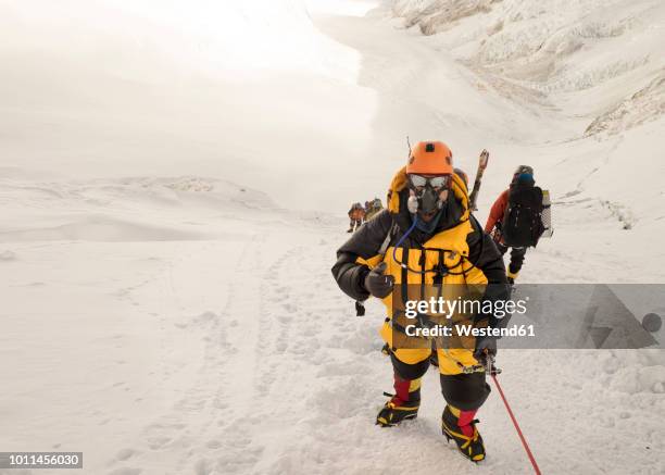 nepal, solo khumbu, everest, sagamartha national park, roped team ascending, wearing oxigen masks - oxygen mask stock pictures, royalty-free photos & images