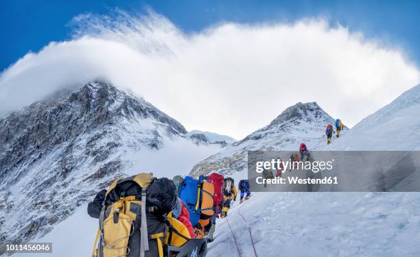 nepal, solo khumbu, everest, sagamartha national park, roped team ascending, wearing oxigen masks - mount everest foto e immagini stock