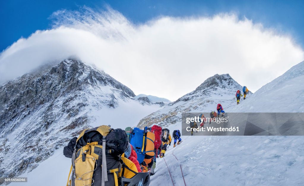 Nepal, Solo Khumbu, Everest, Sagamartha National Park, Roped team ascending, wearing oxigen masks