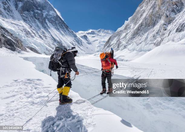 nepal, solo khumbu, everest, sagamartha national park, mountaineers crossing icefall at western cwm - everest foto e immagini stock