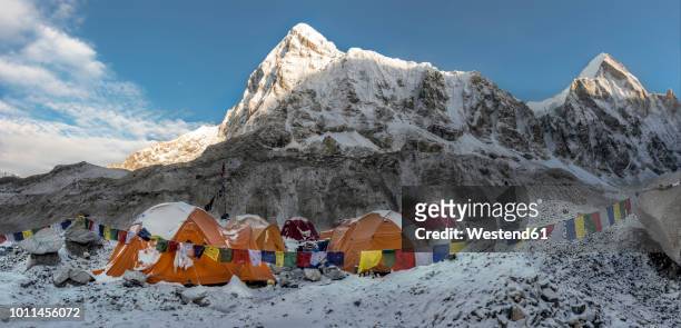 nepal, solo khumbu, everest, sagamartha national park, tents at the base camp - mt everest base camp stock-fotos und bilder