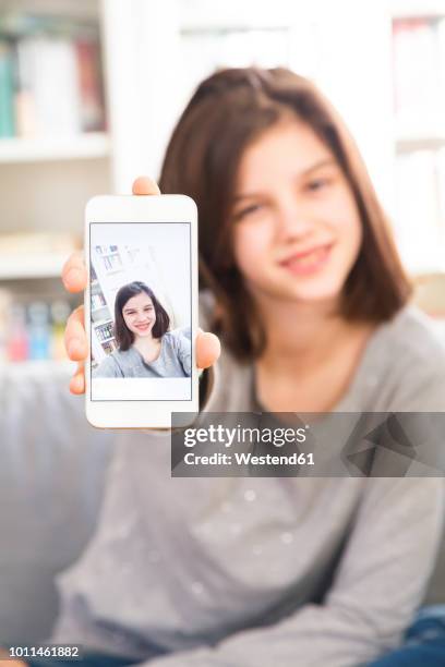 girl showing selfie on cell phone display - kid presenting stockfoto's en -beelden