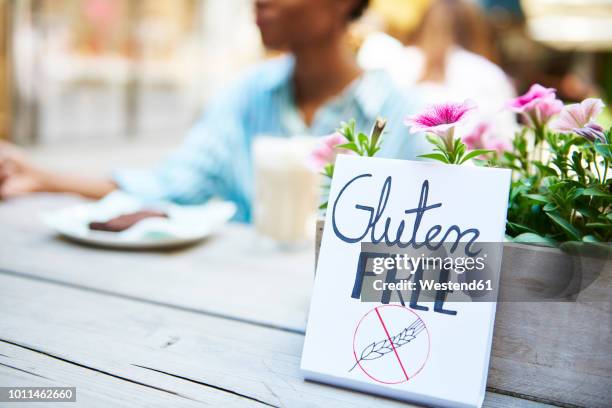 'gluten free' sign at pavement cafe - sans gluten photos et images de collection