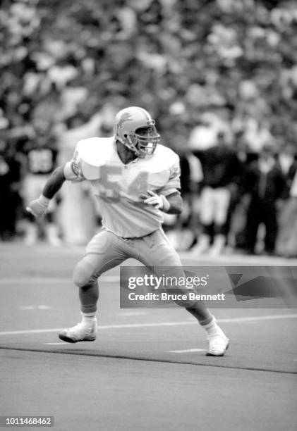 Chris Spielman of the Detroit Lions defends during an NFL game circa 1990.