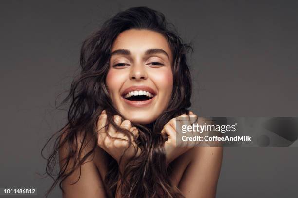 portret van een jonge vrouw met een mooie glimlach - haar stockfoto's en -beelden