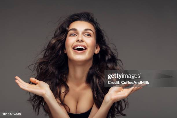 portrait d’une jeune femme avec un beau sourire - portrait of beautiful brunette woman smile photos et images de collection