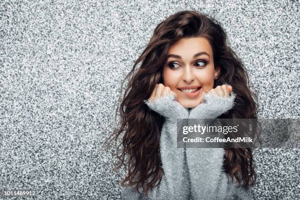 portrait d’une jeune femme avec un beau sourire - portrait of beautiful brunette woman smile photos et images de collection