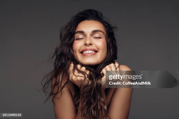 portret van een jonge vrouw met een mooie glimlach - human hair stockfoto's en -beelden