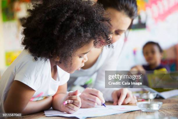 mother and curious daughter coloring - london 2018 day 5 stockfoto's en -beelden