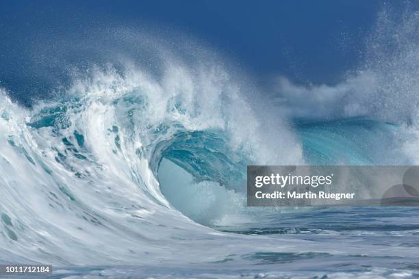 big dramatic wave. oahu, hawaii, usa, pacific islands, pacific ocean. - pacific stock-fotos und bilder