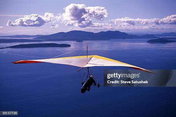 hang gliding above samish bay in washington - deltaplane photos et images de collection