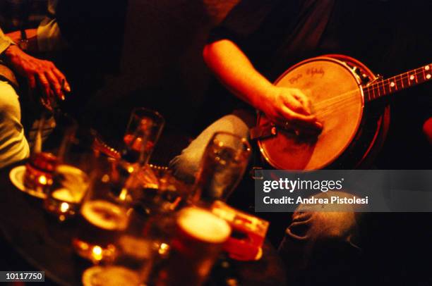 o donoghues folk pub in dublin, ireland - irish culture stock-fotos und bilder