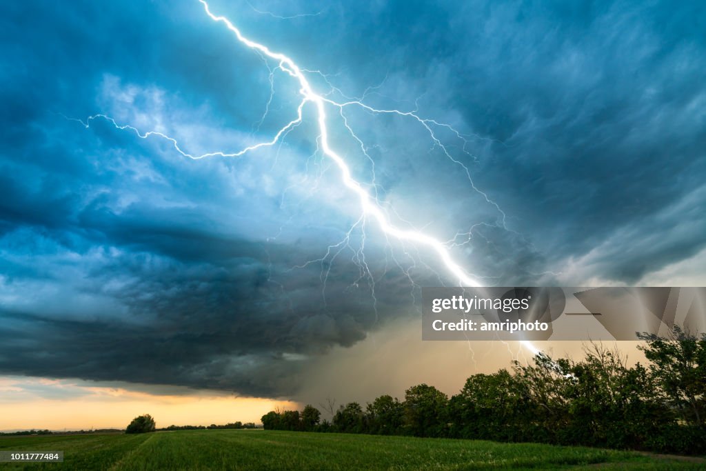 雲風暴天空與雷電在農村風景
