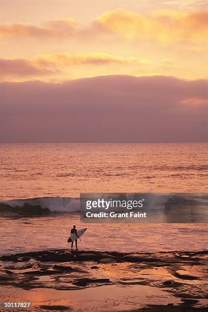 surfer and sunset near la jolla, san diego, california - costa diego imagens e fotografias de stock
