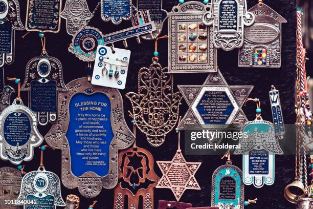 judaic amulets- david star, hamsa hand with blessings - hamsa symbol stockfoto's en -beelden